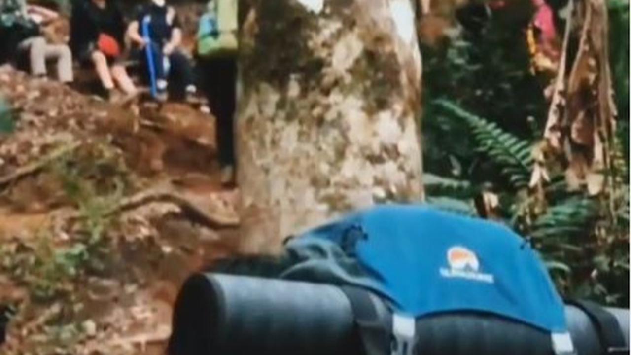 Aksi Kocak Pria Berseragam Karyawan Minimarket di Jalur Pendakian Gunung Gede