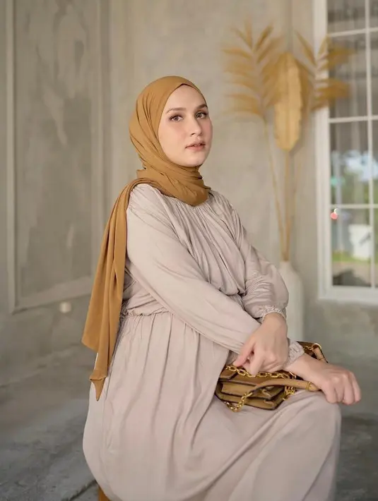 Busana warna nude yang dipadukan dengan hijab warna turmeric bikin wajah terlihat cerah. (Instagram/dwihananda).