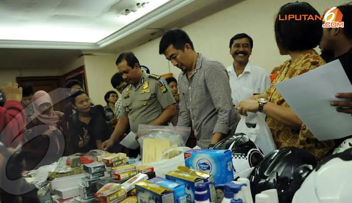 Tak tanggung-tanggung, ketiga tersangka selalu menguras isi minimarket yang menjadi sasaran kejahatannya (Liputan6.com/Helmi Fithriansyah)