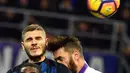 Striker Inter Milan, Mauro Icardi, berduel dengan pemain Fiorentina, Gonzalo Rodriguez, pada laga pekan ke-14 Serie A di Giuseppe Meazza, Senin (28/11/2016). (EPA/Daniel Dal Zennaro)