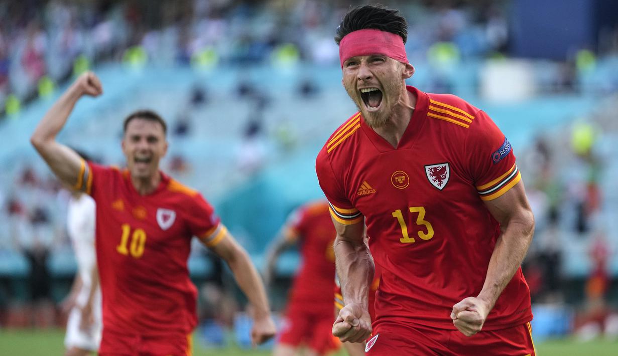 Gelandang Wales, Kieffer Moore menjadi penentu hasil imbang 1-1 lewat gol sundulannya ke gawang Swiss pada menit ke-73 memanfaatkan umpan lambung Joe Morrel. (Foto: AP/Darko Vojinovic/Pool)