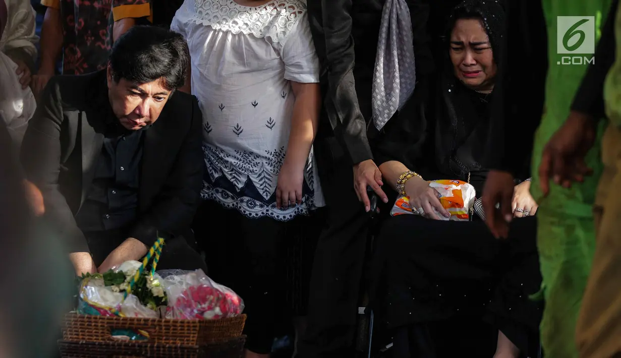 Tangis Rachmawati Soekarnoputri saat prosesi pemakaman sang suami Benny Soemarno di TPU Karet Bivak, Jakarta, Senin (2/4). Benny Soemarno meninggal pada usia 68 tahun. (Liputan6.com/Faizal Fanani)