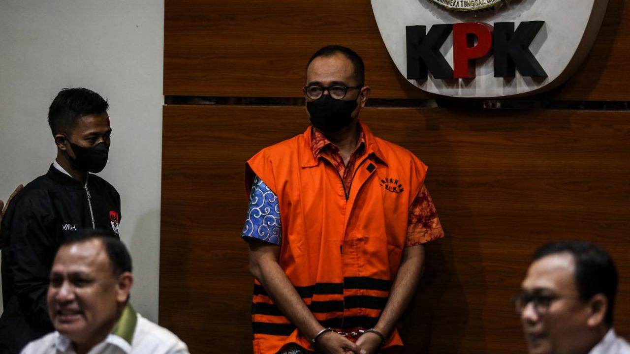 Salah satu pencucian uang yang dilakukan Rafael Alun lewat Ernie Meike Torondek yakni pembelian rumah di Simprug Golf XV Nomor 29, Kebayoran Baru, Jakarta Selatan.&nbsp;<br>