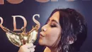 Dalam kategori Aktris Wanita Terfavorit perempuan 21 tahun itu bersaing dengan artis yang juga tak kalah populer seperti Dewi Perssik, Natasha Wilona, Irish Bella dan Ranty Maria. (Instagram/prillylatuconsina96)