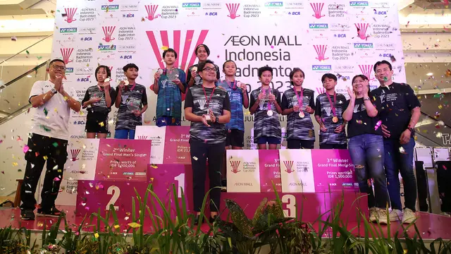 Para juara turnamen bulu tangkis di dalam mall