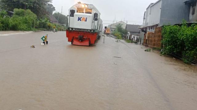 Perjalanan kereta api sritanjung tergangunggu akibat perlintasan terendam banjir (Istimewa)