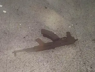Sebuah senjata api tergeletak di lantai lokasi teror bom yang mengguncang bandara Ataturk, Istanbul, Turki, Selasa (28/6). Diduga senjata api tersebut digunakan para pelaku melepaskan tembakan sebelum meledakkan diri. (140journo / via Reuters)
