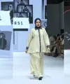 Pada runway Zaskia Sungkar x NASL, Titi Kamal tampil elegan dan percaya diri dengan busana full pattern yang memikat perhatian. Hijab berwarna netral yang dikenakan Titi menambah kesan seimbang pada keseluruhan outfit, sehingga meskipun penuh dengan pola, tampilannya tidak terasa berlebihan. [Dok/Fimela/Adrian Utama P].