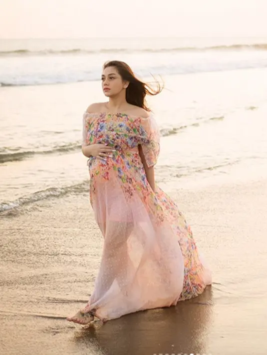 "So far sih bayi dah di bawah kepalanya. Tinggal dimatengin aja menuju 9 bulan. Jadi so far baik aja. Agak sensitif aja sih ama makanan. Bayi sehat, udah mulai meningkat terus," lanjut Celine. (Instagram/celine_evangelista)