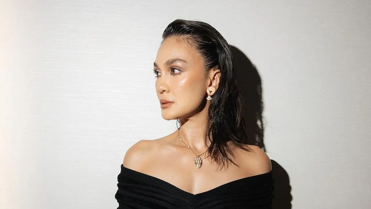 Adu Gaya Klasik Duo Bestie Luna Maya dan Titi Kamal dengan Gaun Sabrina Hitam di Premiere Panggonan Wingit, Siapa yang Paling Kece?
