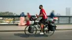 Seorang pria Mesir, Mohammed Nufal (24) mengendarai sepedanya melintasi jembatan Qasr El-Nile di Kairo, Sabtu (7/4). Nufal mengayuh sepedanya sejauh 5000 kilometer menuju Rusia, demi mendukung timnas Mesir di Piala Dunia 2018. (AP/Amr Nabil)