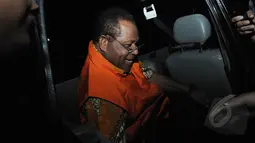 Barnabas Suebu menaiki mobil yang menjemputnya usai periksa KPK, Jumat (27/2/2015). Ia resmi ditahan KPK karena kasus dugaan korupsi pengadaan Detailing Engineering Desain PLTA tahun 2009-2010 di Papua. (Liputan6.com/Herman Zakharia)