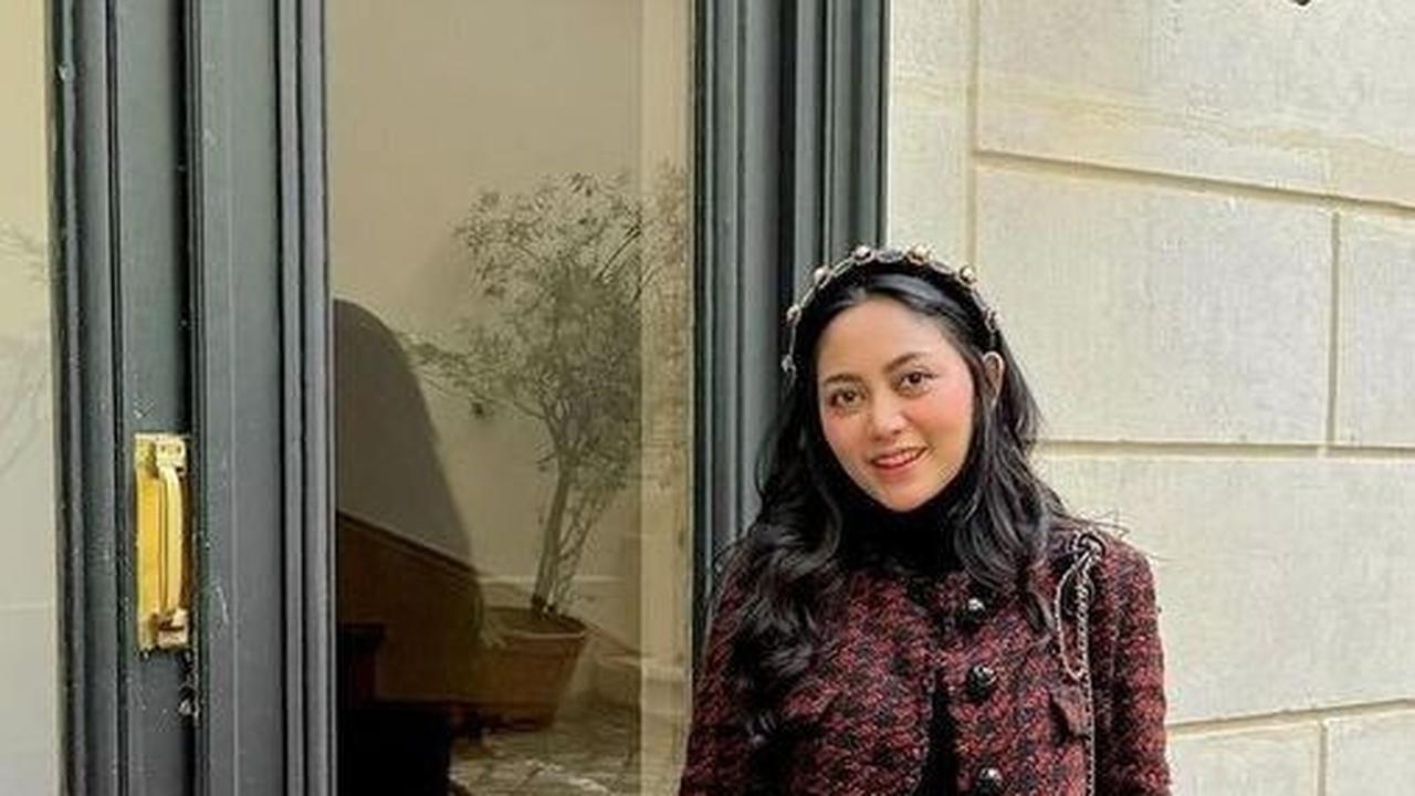 Sang Bunda Kerap Posting Baju dan Pose Seksi, Ini 8 Potret Menggemaskan Chava Saat Pakai Hijab