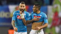Lorenzo Tonelli (kiri) saat masih memperkuat Napoli (ROBERT MICHAEL / AFP)