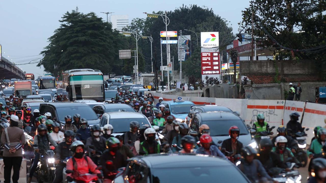 FOTO: Macet Horor di TB Simatupang, Gubernur DKI Ultimatum Proyek Galian Rampung Oktober