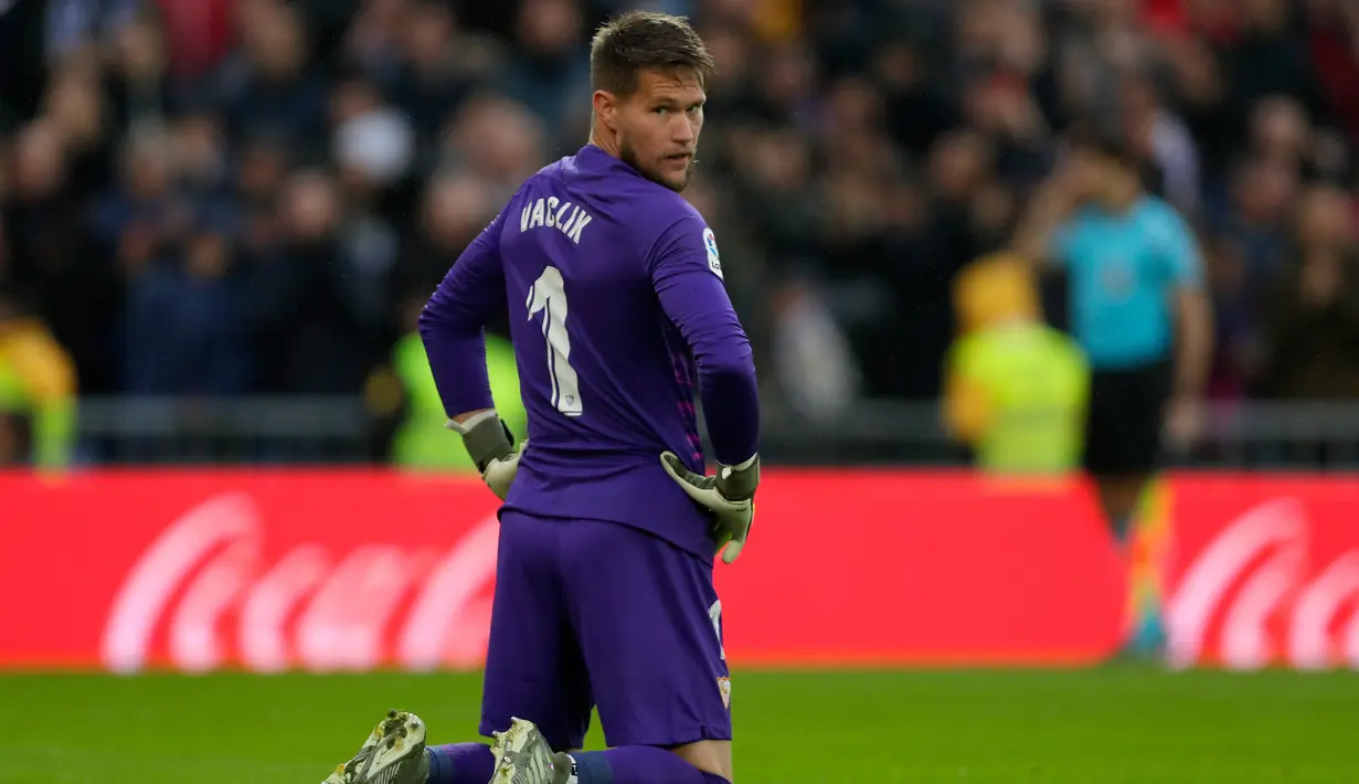 Kiper Sevilla Tomas Vaclik melihat ke belakang setelah gagal menghalau tendangan pemain Real Madrid Casemiro pada pertandingan Liga Spanyol di Stadion Santiago Bernabeu, Madrid, Spanyol, Sabtu (18/1/2020). Menang 2-1, Real Madrid memuncaki klasemen sementara Liga Spanyol. (AP Photo/Manu Fernandez)