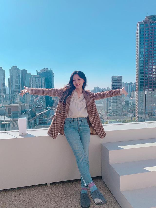 8 Inspirasi Outfit Ngantor dari Kim Ji Won yang Bakal Fan Meeting di Indonesia, Hadirkan Vibes Budak Korporat hingga Lady Boss