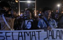 FOTO: Isak Tangis Pelajar se-Jabodetabek Warnai Aksi Solidaritas untuk Korban Kecelakaan Bus SMK Lingga Kencana Depok