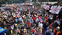 Aksi massa Front Nelayan Bersatu menolak Peraturan Menteri (Permen) tentang larangan penggunaan cantrang, atau jenis trawl yang telah dimodifikasi untuk menangkap ikan di depan kantor KKP, Jakarta, Kamis (26/2/2015). (Liputan6.com/Faizal Fanani)