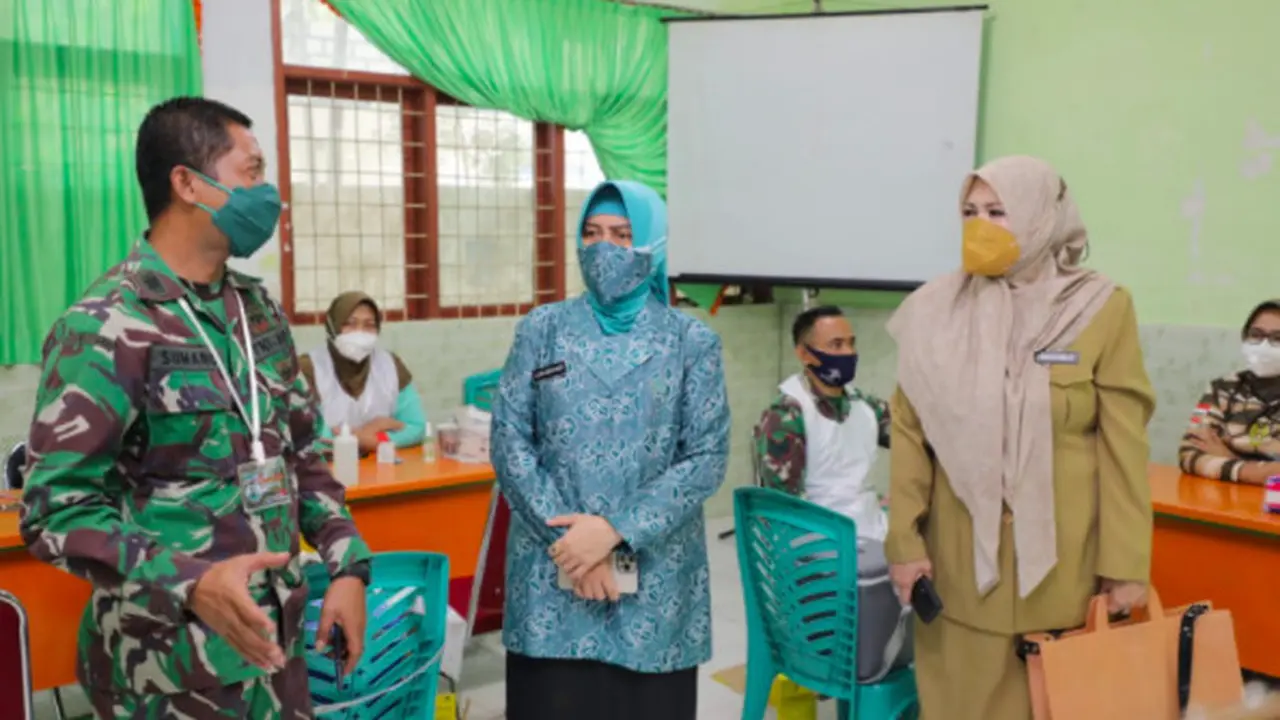 Ketua TP PKK Kota Makassar tinjau vaksinasi massal (Liputan6.com)