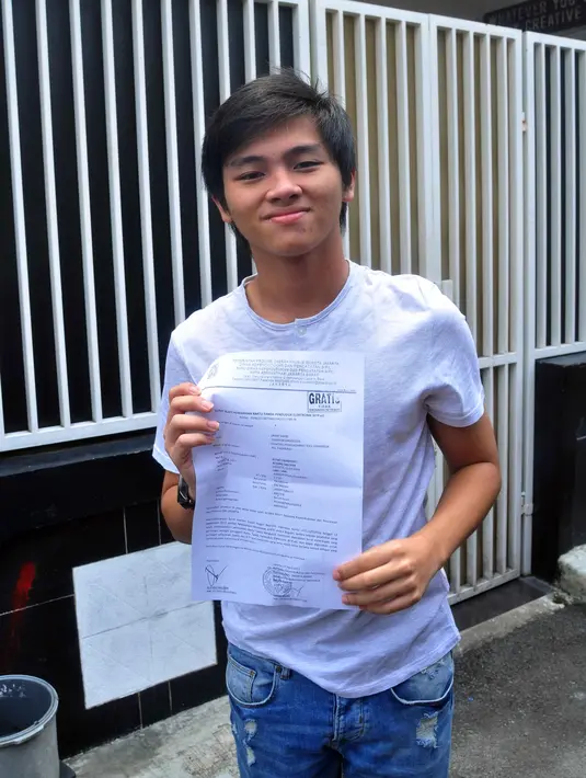 Baru pertamakali ikut dalam pemilihan di Pilkada DKI 2017, Aldi CJR menceritakan keseruan dan antusiasnya. Ia sangat merasa senang dan sudah membayangkan sejak malam sebelum pencoblosan. (Nurwahyunan/Bintang.com)