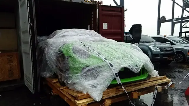 Penindakan mobil dan motor mewah oleh Bea Cukai di Tanjung Priok, Jakarta Utara. (Anggun/Merdeka.com)