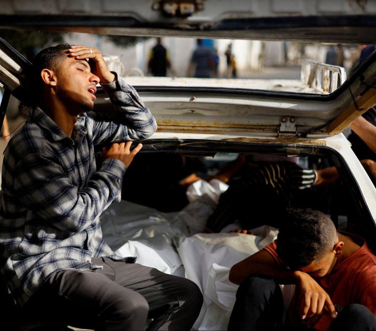 Warga menangis pilu ketika kerabatnya meninggal dunia akibar serangan Israel di sebuah kamp pengungsian di Rafah, Jalur Gaza, pada Senin (27/5/2024).&nbsp;Kementerian Kesehatan di Jalur Gaza mengungkapkan, sebanyak 45 orang, termasuk 23 wanita, anak-anak 