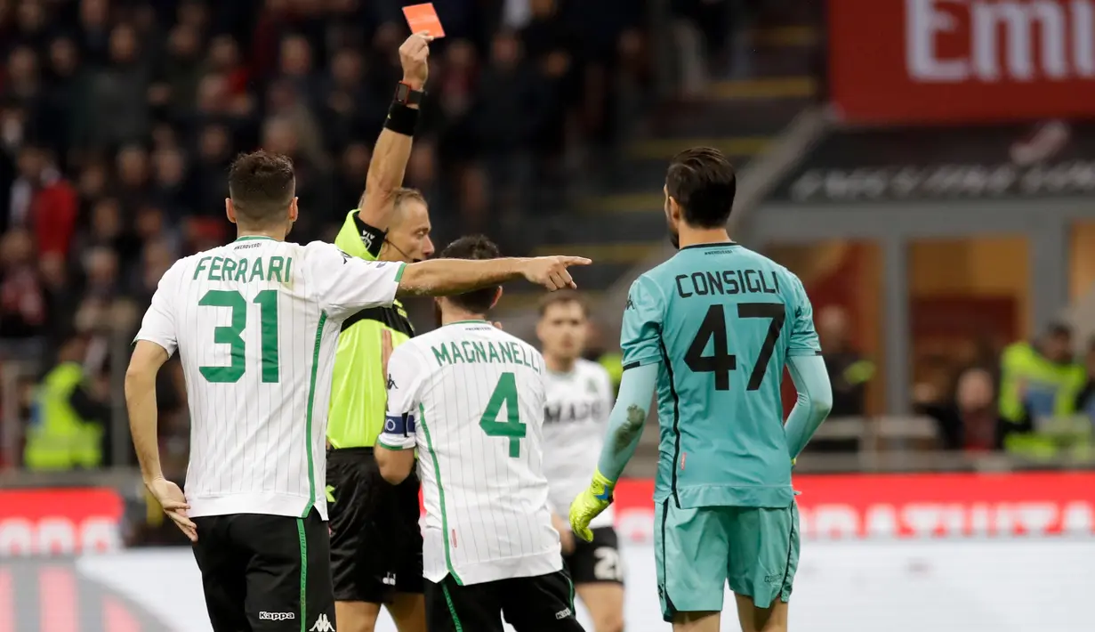 Kiper Sassuolo Andrea Consigli saat mendapat kartu merah selama bertanding melawan AC Milan pada lanjutan Liga Serie A Italia di stadion San Siro, Milan, Italia (2/3). AC Milan menang 1-0 atas Sassuolo. (AP Photo/Luca Bruno)
