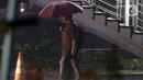 Warga menggunakan payung saat melintas di kawasan Kuningan, Jakarta, Selasa (8/11/2022). Curah hujan yang tinggi di kawasan Jakarta berpotensi menimbulkan genangan atau banjir sehingga berpotensi memicu kemacetan, terutama saat jam kerja. (Liputan6.com/Helmi Fithriansyah)
