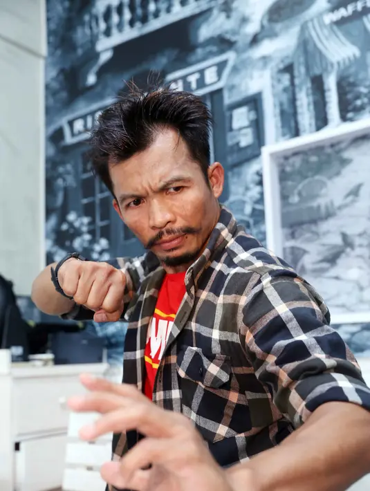 "Saya menggantikan peran kang Yayan, jadi antagonis gitu hehehe. Yang minta kami terlibat memang sutradaranya langsung,” ujar Cecep. Kang Yayan yang mengalami masalah visa membuatnya tak bisa ikut syuting trailer ‘The Gate’. (Nurwahyunan/Bintang.com)