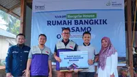 Direktur Operasi Bank Muamalat Awaldi (tengah) dan Direktur Eksekutif BMM Novi Wardi (kedua dari kiri) berfoto bersama warga penerima manfaat pembangunan rumah daur ulang di Pasaman, Sumatera Barat.