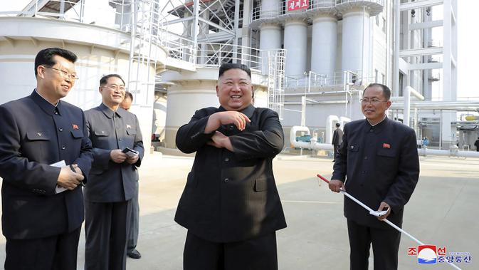 KIM JONG-UN KEMBALI MUNCUL: Ekspresi Pemimpin Korea Utara Kim Jong-un saat meresmikan pabrik pupuk di Sunchon, Provinsi Pyongan Selatan, Korea Utara, Jumat (1/5/2020). Ini merupakan penampillan perdana Kim setelah sempat diisukan meninggal. (Korean Central News Agency/Korea News Service via AP)