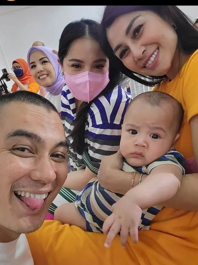 6 Potret Baim Wong dan Nagita Slavina, Sikap Elus Kepala di Ultah Azura Disorot