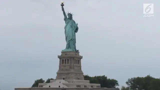 Seorang wanita nekat memanjat Patung Liberty di New York, untuk memprotes kebijakan imigrasi pemerintah Presiden Donald Trump. Ia ditangkap oleh polisi setelah dievakuasi.