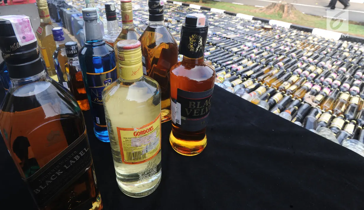 Sejumlah minuman keras kemasan botol dipajang sebelum dimusnahkan di halaman Polres Bogor, Cibinong, Kamis (17/5). Pemusnahan botol miras dalam rangka cipta kondisi keamanan dan ketertiban masyarakat selama bulan Ramadan. (Merdeka.com/Arie Basuki)