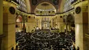 Suasana salat Idul Fitri 1439 H di Masjid Suleymaniye di Istanbul, turki (15/6). Umat muslim di seluruh dunia tengah merayakan Hari Raya Idul Fitri 1439 H. (AFP Photo/Madaree Tohlala)