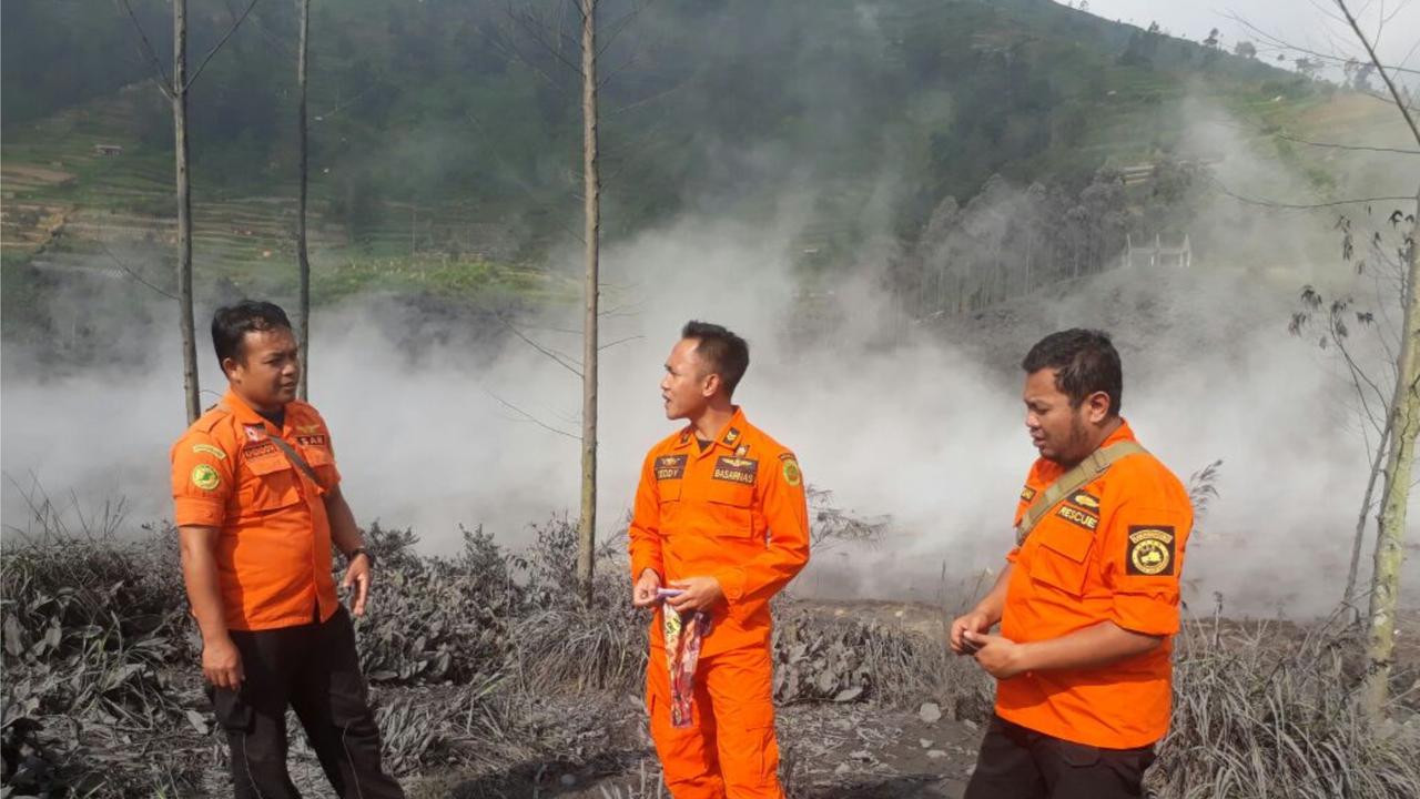 Para Penantang Maut di Kawah-Kawah Berbahaya Dieng