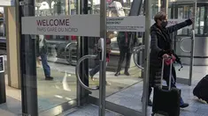 Penumpang yang tiba dari London dengan kereta Eurostar disambut kerabatnya di stasiun kereta Gare du Nord, Paris, Jumat (14/1/2022). Pencabutan larangan COVID terhadap turis Inggris menjadi dorongan besar bagi wisatawan dan pemain ski yang tiba di bandara dan stasiun kereta. (AP Photo/Michel Euler)