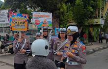 Senyum Polwan Cantik di Operasi Keselamatan Lancang Kuning di Riau