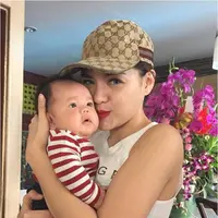 Gaya macho hati keibuan, itulah kata yang tepat untuk Vicky Shu (via Instagram/Vicky Shu)