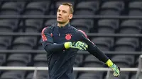 Kiper Bayern Munchen, Manuel Neuer melakukan pemanasan saat sesi latihan tim di Tottenham Hotspur Stadium, London (30/9/2019). Munchen akan bertanding melawan tuan rumah Tottenham Hotspur pada grup B Liga Champions. (AFP Photo/Daniel Leal-Olivas)