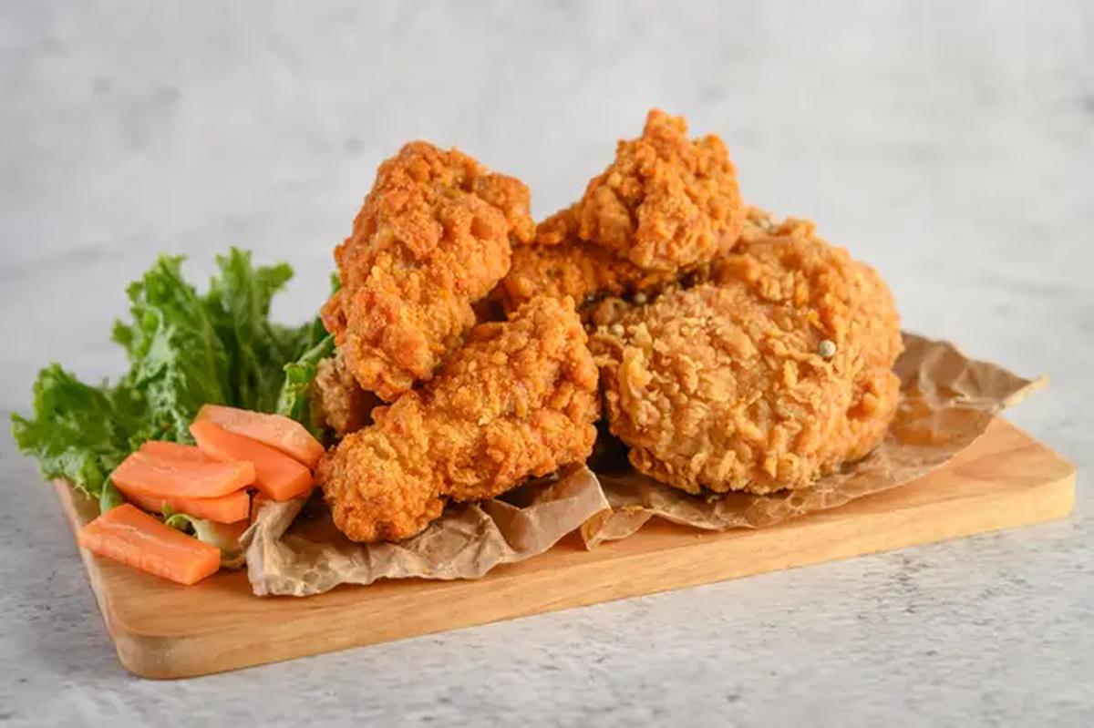 Buttermilk fried chicken thighs recipe. (Photo: jcomp/Freepik)