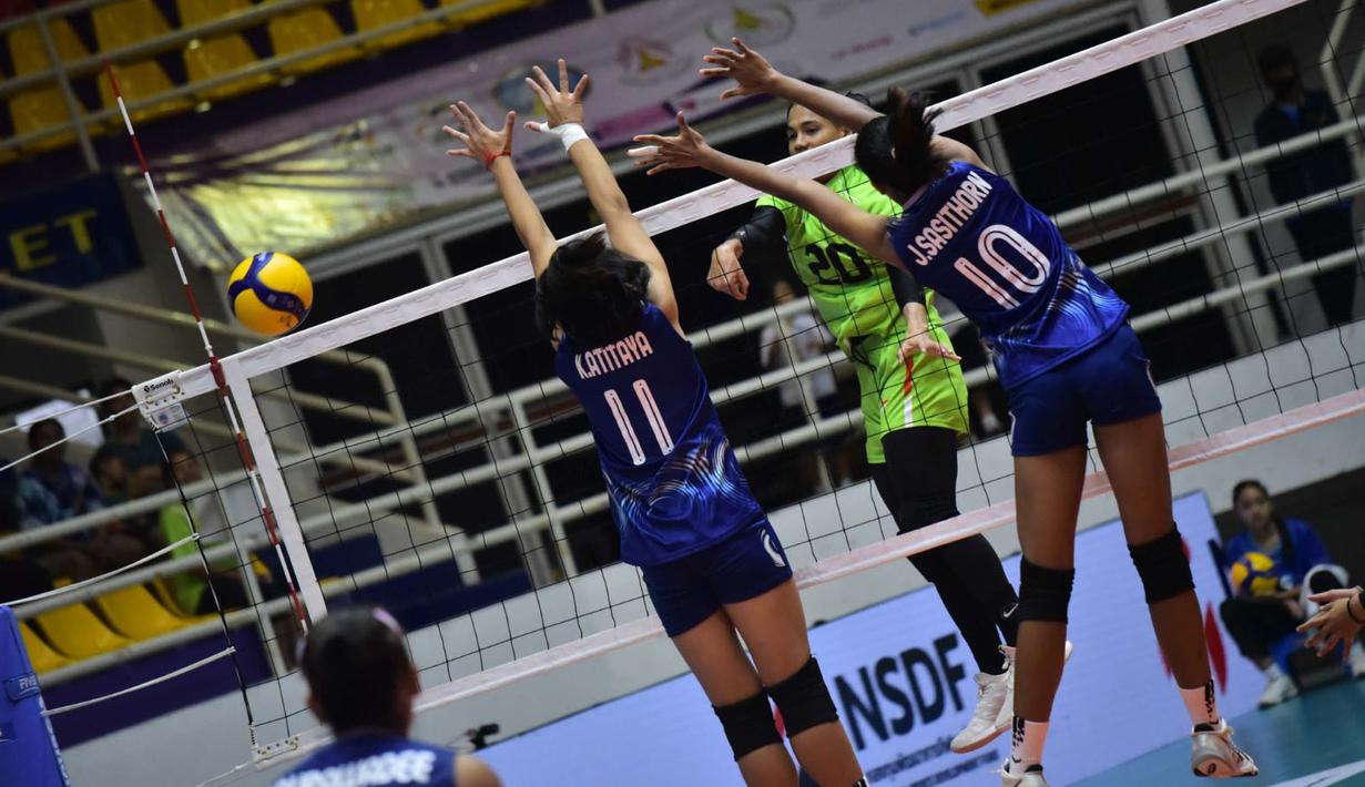 <p>Pemain Timnas voli putri Indonesia, Junaida Santi (tengah) melepaskan spike yang mampu menembus blok dua pemain Thailand, Atitaya Keawnok (kiri) dan Sasithorn Jatta pada laga final turnamen bola voli putri U-18 Princess Cup 2024 di Nakhom Pathon, Thailand, Kamis (13/6/2024). Indonesia kalah 1-3 (19-25, 17-25, 26-24, 17-25). (Dok. PBVSI)</p>