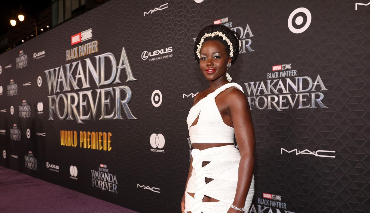 Lupita Nyong'o berpose saat menghadiri pemutaran perdana film Black Panther: Wakanda Forever" di Dolby Theatre di Los Angeles pada Rabu, 26 Oktober 2022. Di bawah bimbingan ahli stylist Micaela Erlanger, aktris ini tampil memukau dalam balutan perhiasan berlian buatan Balmain dan De Beers. (Jesse Grant/Getty Images for Disney/AFP)