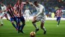 Penyerang Real Madrid, Cristiano Ronaldo, berusaha melewati hadangan pemain Sporting Gijon. Gol kedua Ronaldo tercipta pada menit ke-18 melalui umpan Nacho. (Reuters/Susana Vera)
