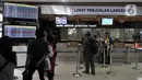 Calon penumpang saat membeli langsung tiket kereta Mudik Lebaran 2020 di loket Stasiun Pasar Senen, Jakarta, Senin (17/2/2020). PT Kereta Api Indonesia resmi membuka penjualan tiket Mudik Lebaran 2020 mulai 14 Februari 2020. (merdeka.com/Iqbal Nugroho)
