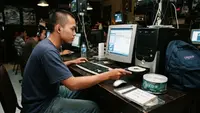 10 Barang Nostalgia yang Dulu Sering Dibawa Saat Pergi ke Warnet, Bikin Kangen Masa Kecil