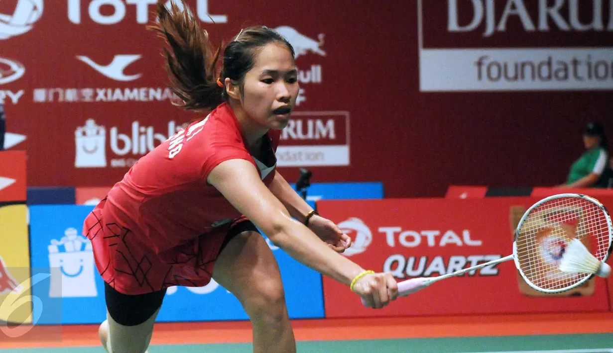 Tunggal putri Thailand, RatchanokIntanon menahan smesh Lindaweni Fanetri (Indonesia) di Total BWF World Championships 2015 di Jakarta, Kamis (13/8/2015). Lindaweni unggul 24-26, 21-10, 5-8 (mundur). (Liputan6.com/Helmi Fithriansyah)