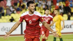 Pemain Suriah, Omar Al Somah, melakukan selebrasi usai mencetak gol ke gawang Australia pada laga Kualifikasi Piala Dunia 2018 di Stadion Hang Jebat, Kamis (5/10/2017). Suriah bermain imbang 1-1 dengan Australia. (AFP/Mohd Rasfan)
