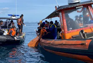 Upaya pencarian korban tenggelamnya kapal wisata KM Putri Sakinah di perairan Selat Padar kembali membuahkan hasil. Polisi bersama Tim SAR Gabungan menemukan satu jenazah laki-laki dewasa warga negara Spanyol, yang diyakini sebagai pelatih Valencia FC B Fernando Martin Carreras. (Liputan6.com/Ola Keda)